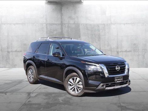 Used 2025 Nissan Pathfinder SL image 2