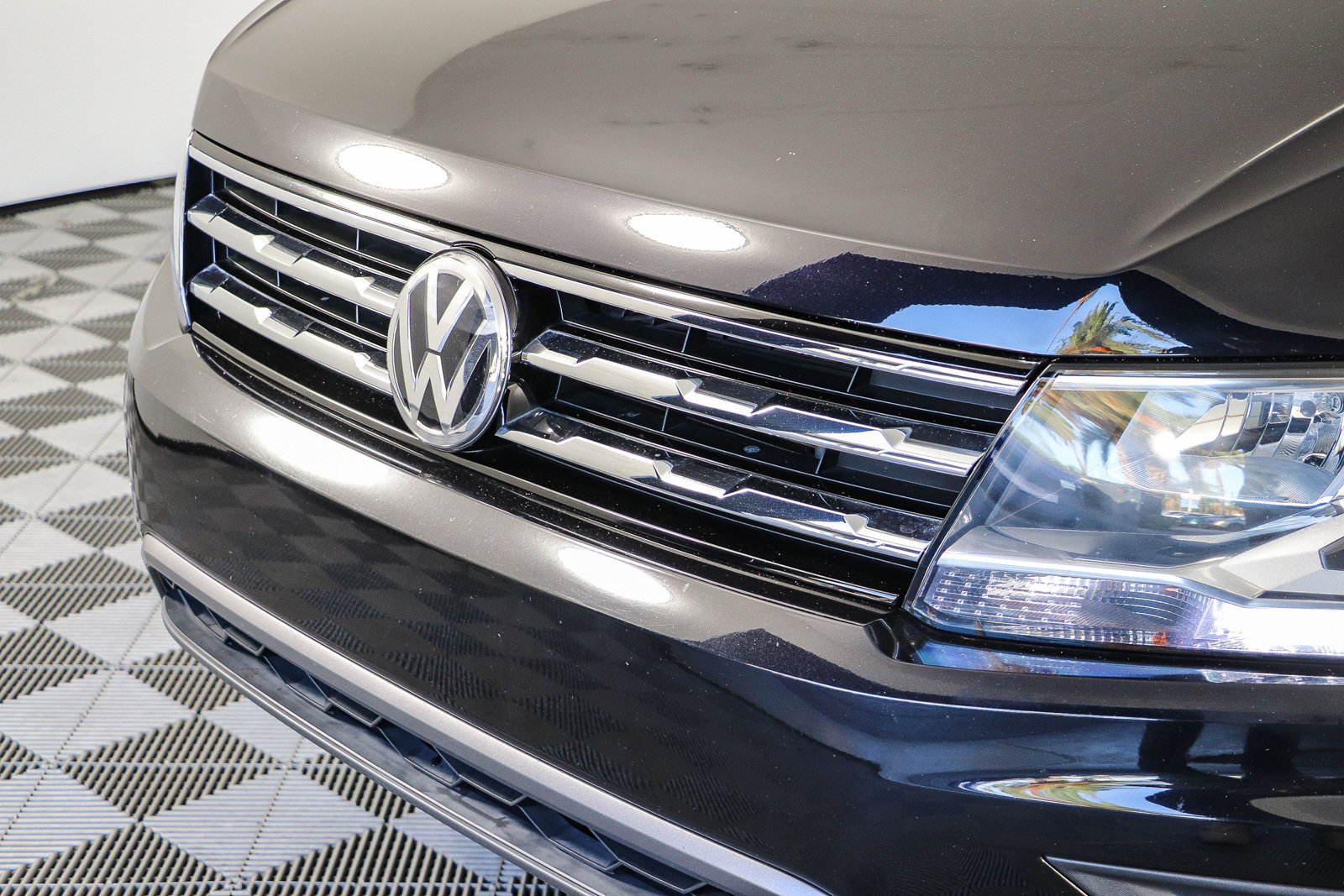 Used 2021 Volkswagen Tiguan SE w/ Panoramic Sunroof Package FWD image 5