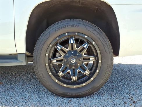 Used 2019 Chevrolet Suburban LT image 30