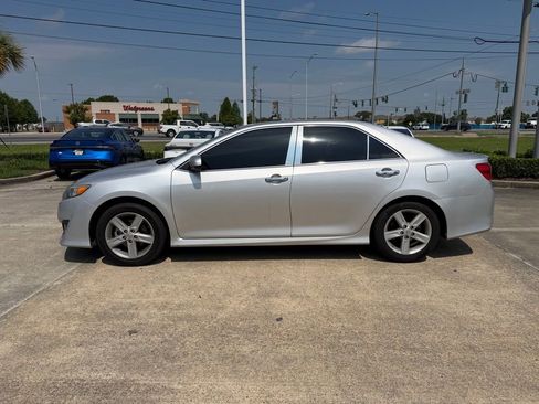Used 2014 Toyota Camry SE FWD image 2
