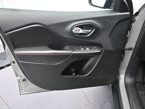 Used 2019 Jeep Cherokee Trailhawk w/ Cold Weather Group AWD/4WD image 9