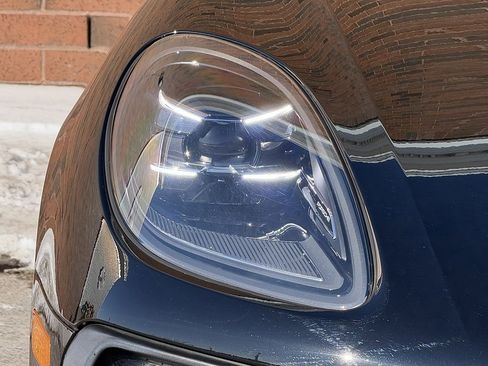 Certified 2025 Porsche Macan image 12