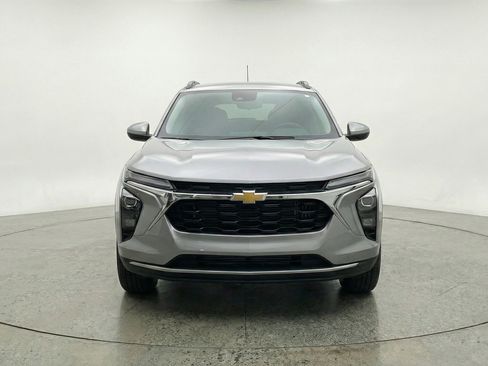 Used 2025 Chevrolet Trax LT FWD image 2