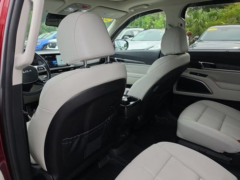 Certified 2024 Kia Telluride EX w/ EX Captain's Chair Package FWD image 12