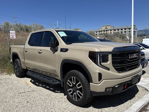 Used 2022 GMC Sierra 1500 AT4 w/ AT4 Preferred Package AWD/4WD image 4