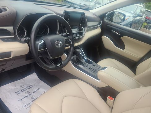 Used 2021 Toyota Highlander XLE AWD/4WD image 16