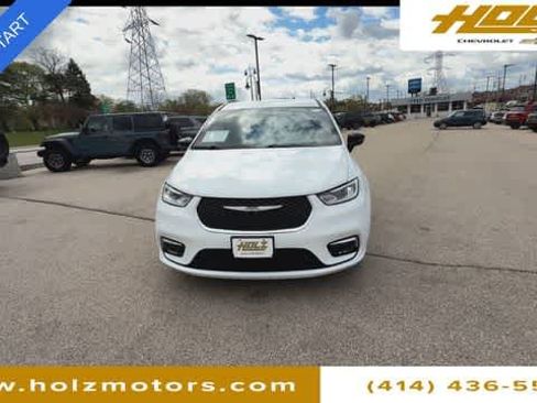 Used 2025 Chrysler Pacifica Select FWD image 3