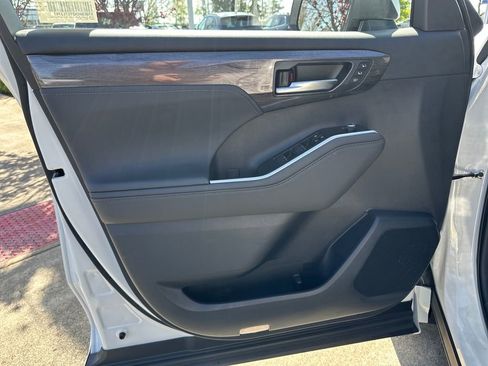 New 2026 Toyota Highlander Platinum AWD/4WD image 11