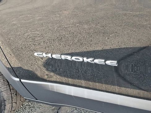 Certified 2019 Jeep Cherokee Limited image 33