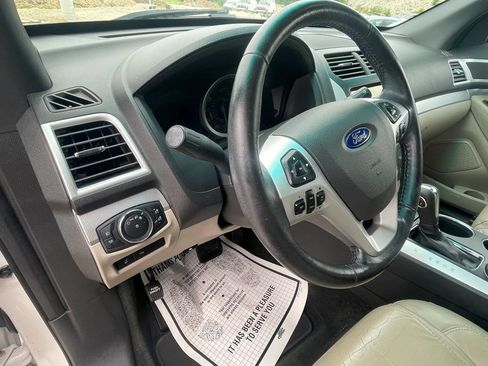 Used 2014 Ford Explorer XLT w/ Equipment Group 202A AWD/4WD image 16