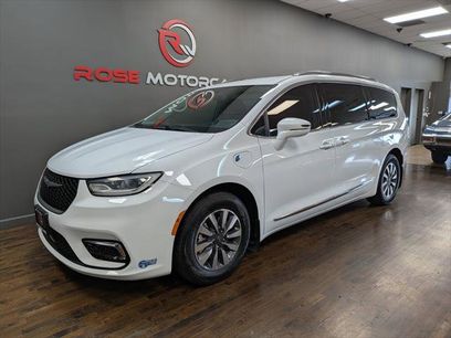 Used 2021 Chrysler Pacifica Touring w/ Uconnect Theater Family Group