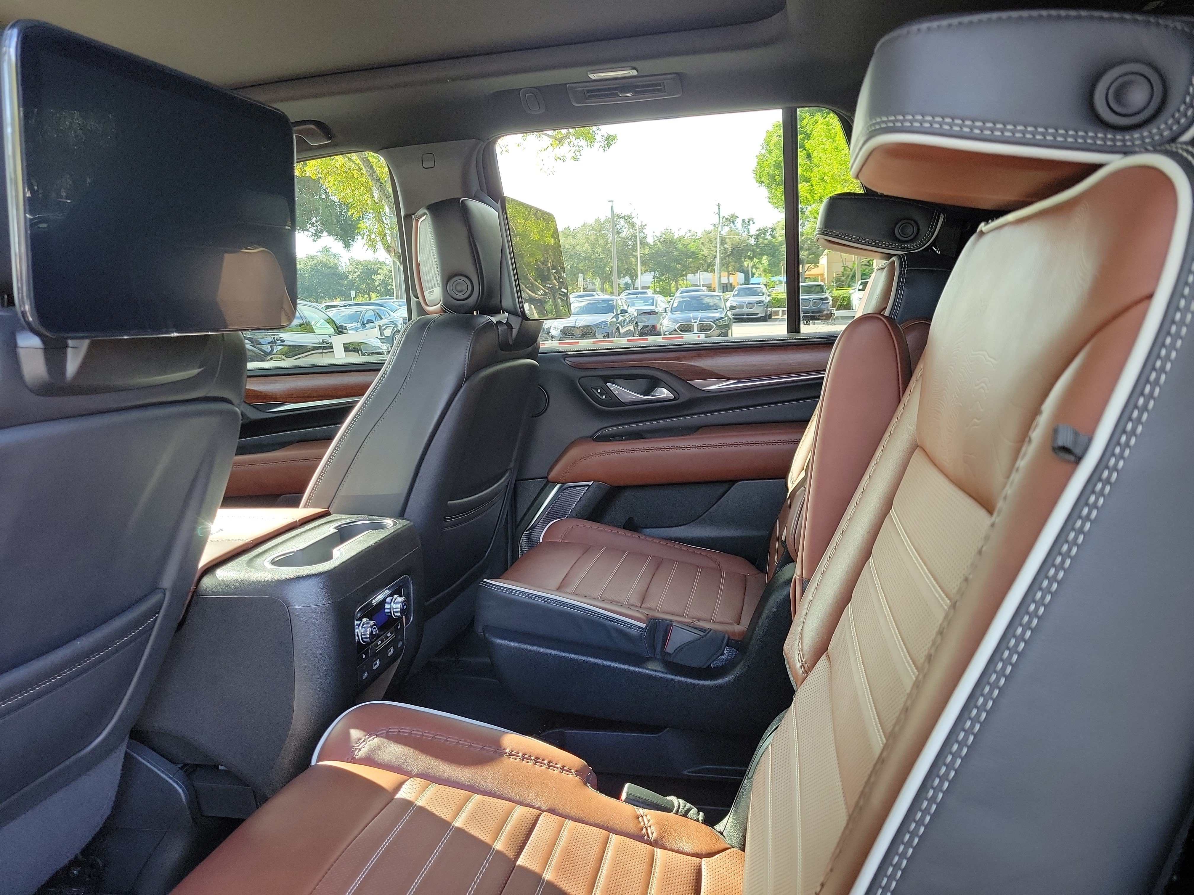 Used 2024 GMC Yukon Denali Ultimate AWD/4WD image 9