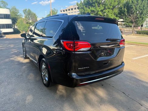 Used 2017 Chrysler Pacifica Limited FWD image 4