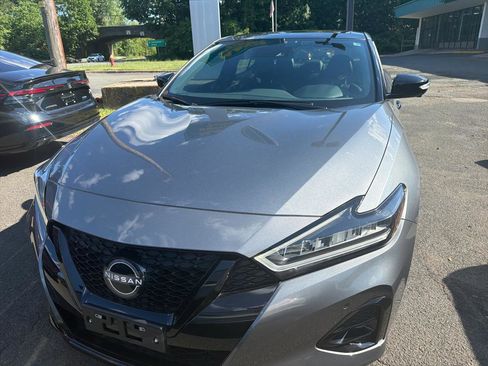 Used 2023 Nissan Maxima SR w/ Sport Mat Group FWD image 2