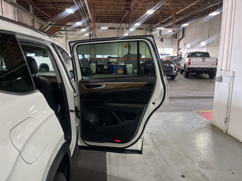 Used 2025 Volkswagen Atlas SE AWD/4WD image 29