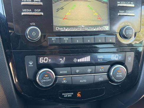 Used 2015 Nissan Rogue SV FWD image 23