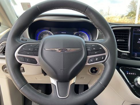 Used 2023 Chrysler Pacifica Touring-L image 34