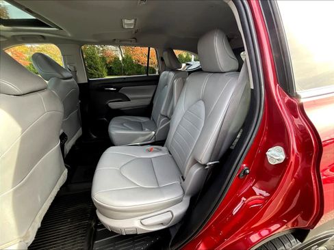 Used 2023 Toyota Highlander XLE image 15