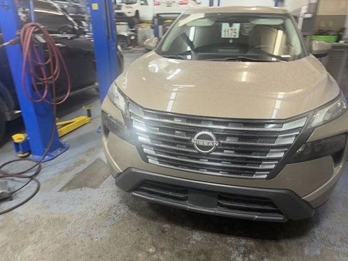 Used 2024 Nissan Rogue SV image 3