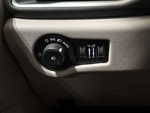 Used 2023 Chrysler Pacifica Touring-L w/ Uconnect Theater Family Group AWD/4WD image 19