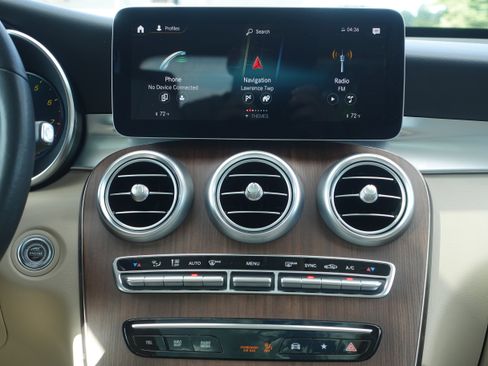 Used 2021 Mercedes-Benz GLC 300 4MATIC image 11