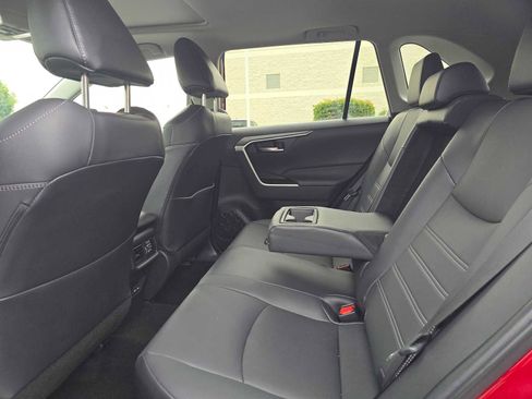 Used 2022 Toyota RAV4 XLE Premium image 18