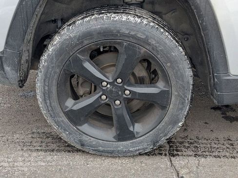 Used 2024 Jeep Grand Cherokee L Altitude image 11