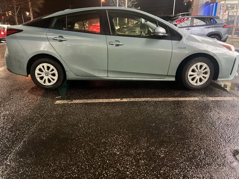 Used 2022 Toyota Prius L Eco image 7