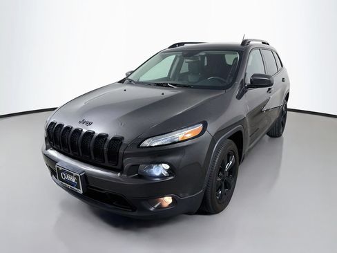 Used 2018 Jeep Cherokee Latitude w/ Altitude Package FWD image 3