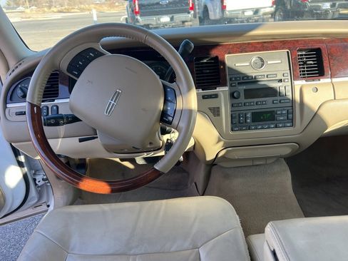 Used 2010 Lincoln Town Car Signature Limited image 16