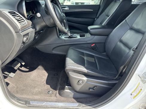 Used 2018 Jeep Grand Cherokee Limited image 18