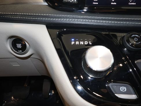 Used 2023 Chrysler Pacifica Touring-L FWD image 14