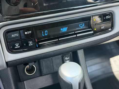 Used 2018 Toyota Corolla LE FWD image 29