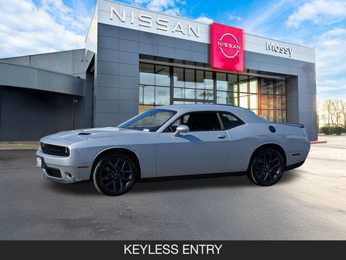 Used 2019 Dodge Challenger SXT w/ Blacktop Package image 5