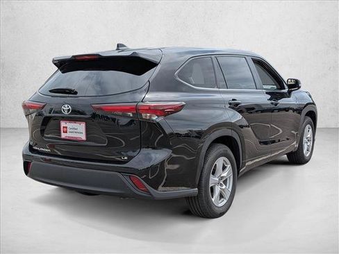 Used 2025 Toyota Highlander LE FWD image 5