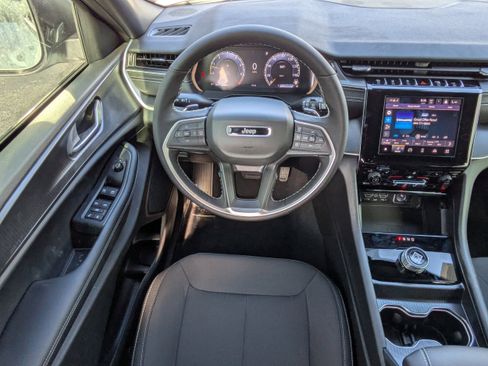 New 2025 Jeep Grand Cherokee Laredo image 17