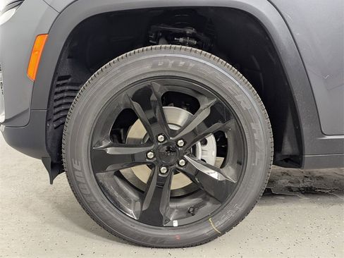 New 2025 Jeep Grand Cherokee Altitude image 9