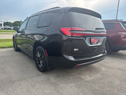 New 2025 Chrysler Pacifica Select w/ Fav Edition Package FWD image 6