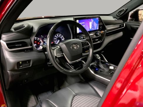 Used 2024 Toyota Highlander XSE AWD/4WD image 18