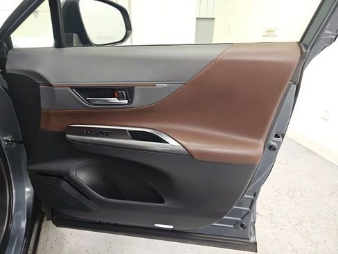 Used 2021 Toyota Venza Limited image 39