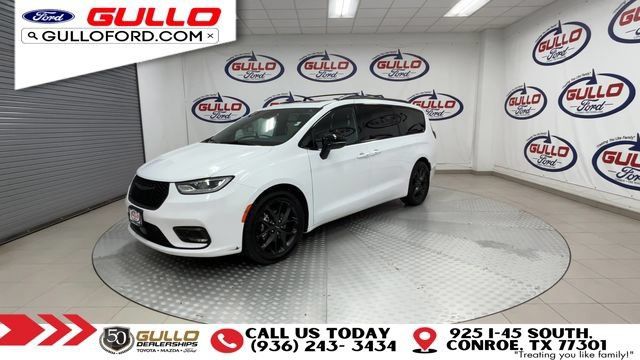 Used 2024 Chrysler Pacifica Limited w/ S Appearance Package FWD image 4