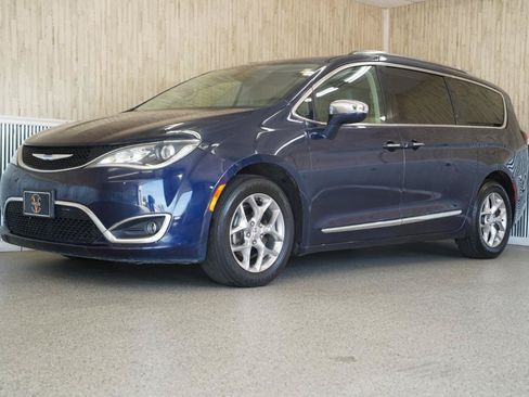 Used 2018 Chrysler Pacifica Limited FWD image 4