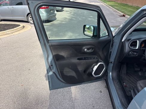 Used 2018 Jeep Renegade Latitude FWD image 22