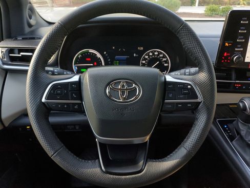 Used 2024 Toyota Sienna Limited image 19