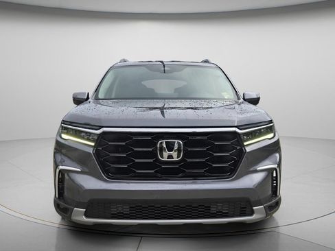 Certified 2025 Honda Pilot Touring image 4