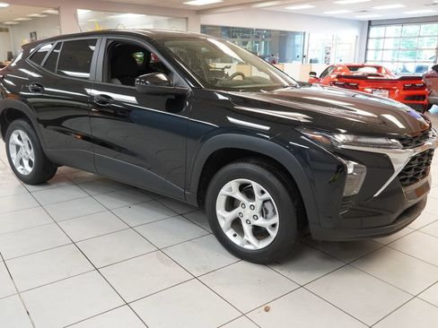 Used 2024 Chevrolet Trax LS w/ LS Convenience Package FWD image 13