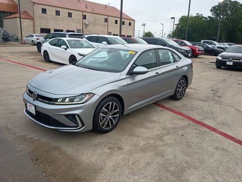 Used 2025 Volkswagen Jetta SE FWD image 1