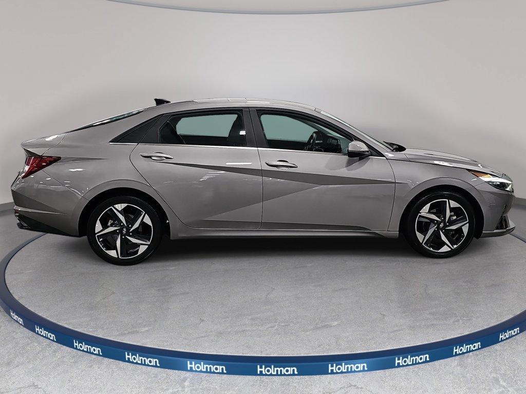 Used 2023 Hyundai Elantra Limited w/ Preferred Accessory Package FWD image 5