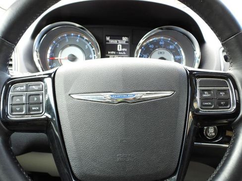 Used 2014 Chrysler Town & Country Touring-L image 51