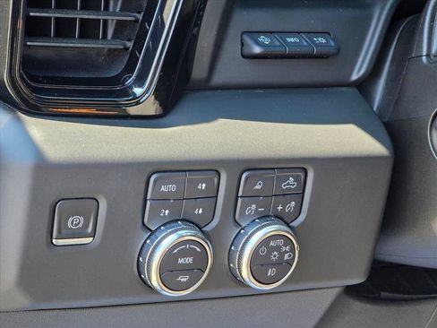 Used 2022 GMC Sierra 1500 AT4 w/ Technology Package AWD/4WD image 8